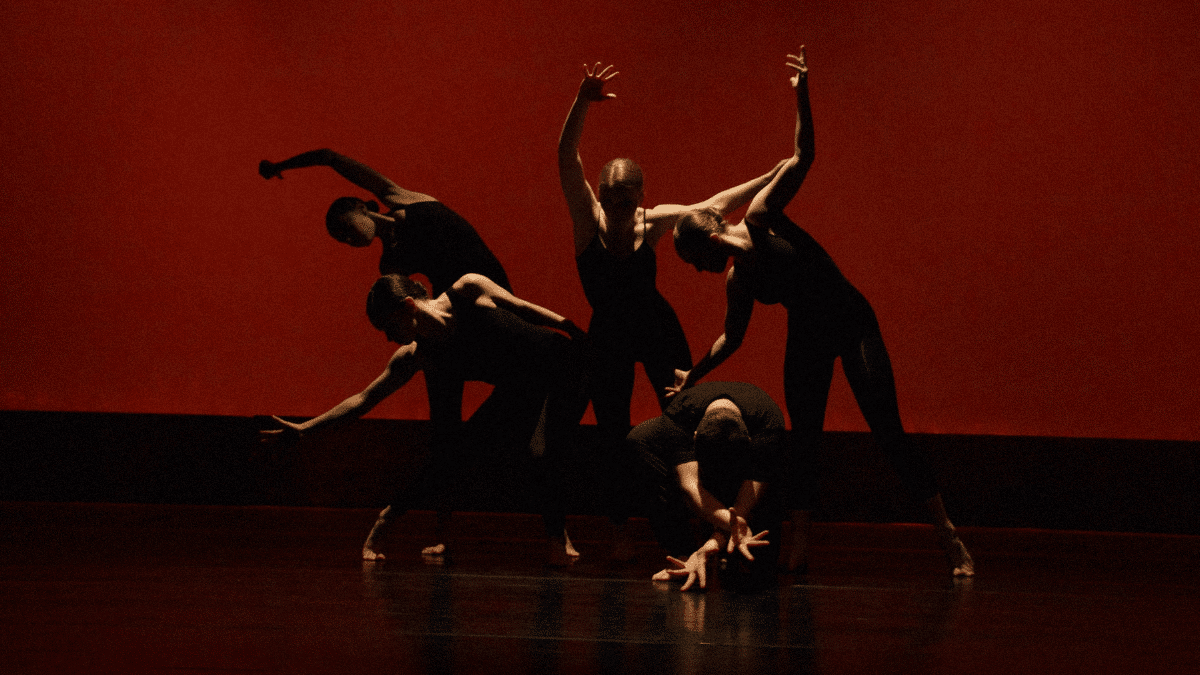 Formation de danse en ligne : Les possibilités et limitations